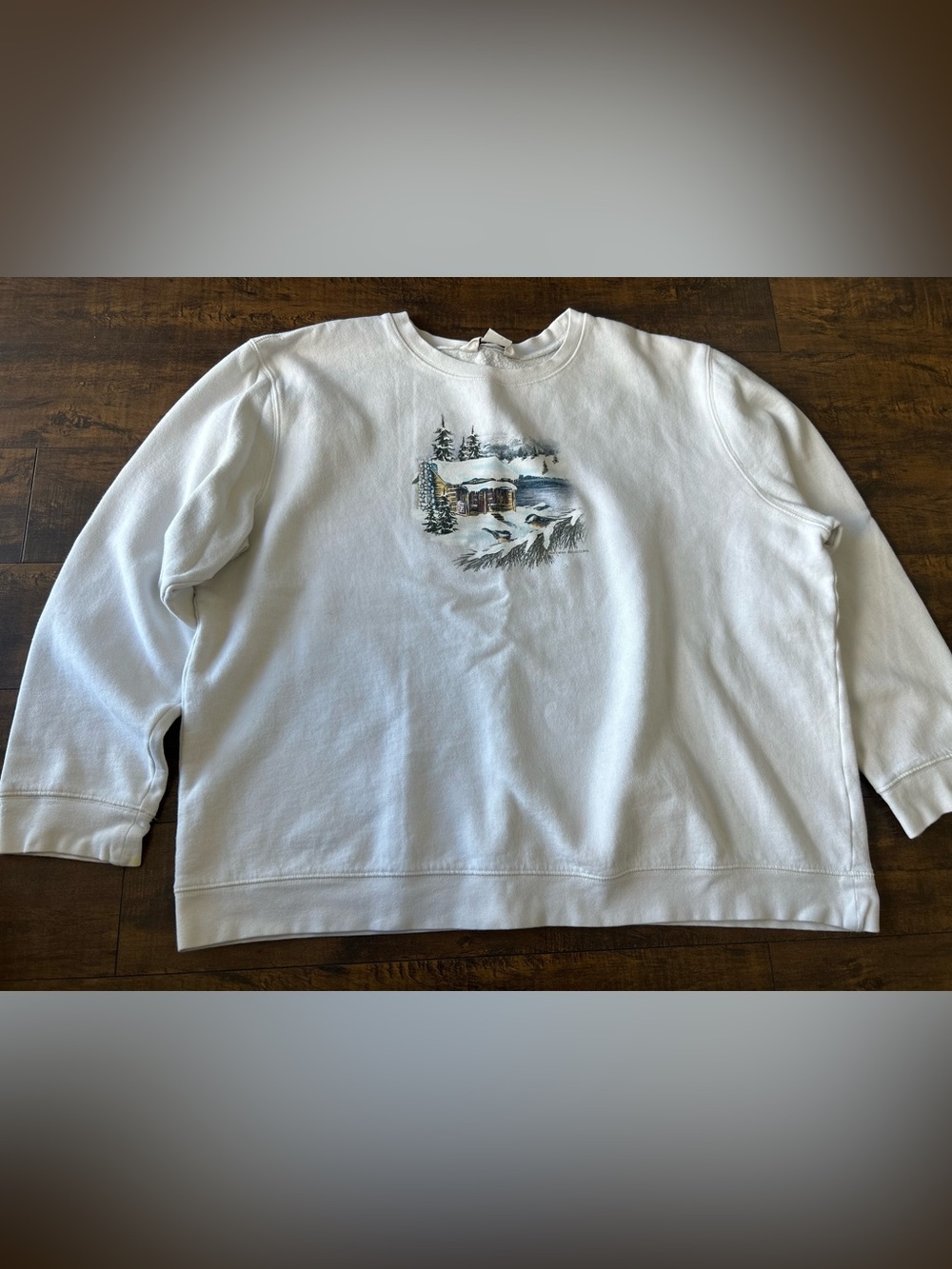 Vintage 🗝️ Classic White Crewneck Sweatshirt with Scenic Cabin Print